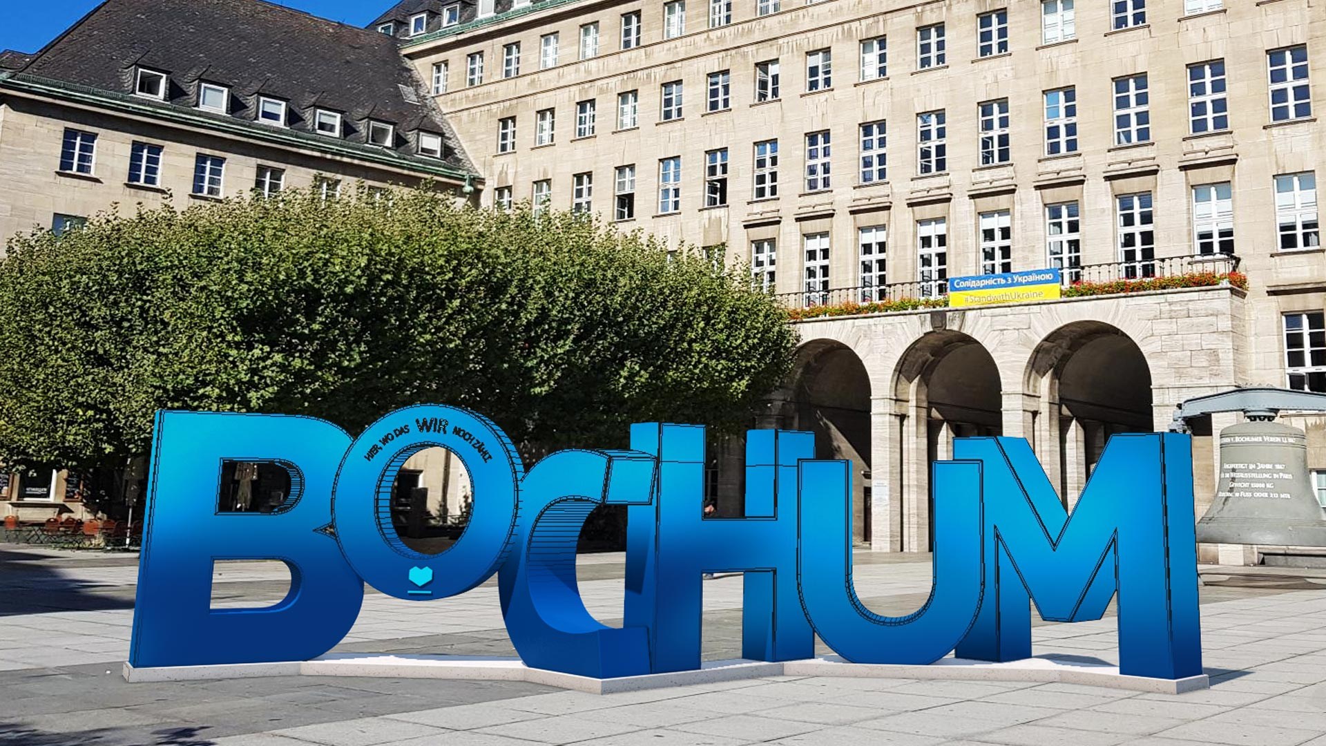 Der realisierte blaue Bochum-Schriftzug auf dem Rathausvorplatz